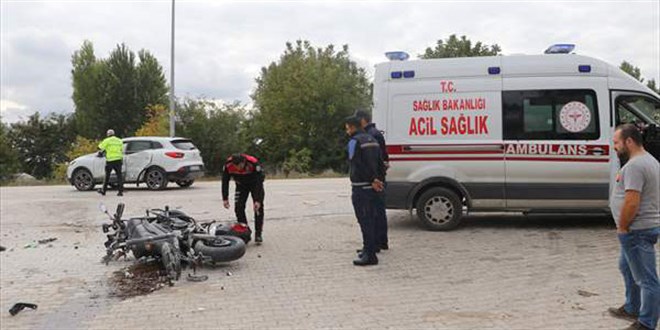 Motosikletli polis memuru, olay yerine giderken kaza ge�irdi