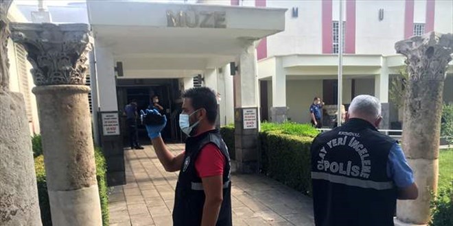 G�venlik g�revlisi silah�n� temizlerken kendisini ve arkada��n� yaralad�