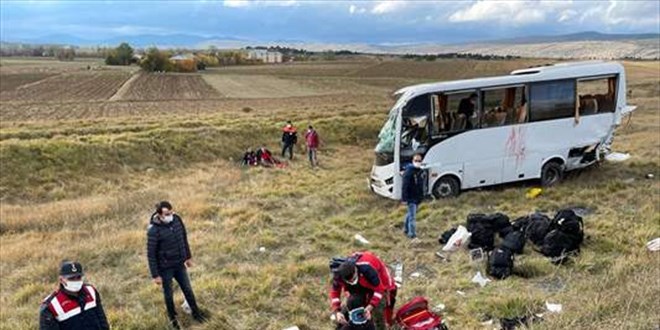 PAK ekiplerini ta��yan servis devrildi: 12 polis yaral�