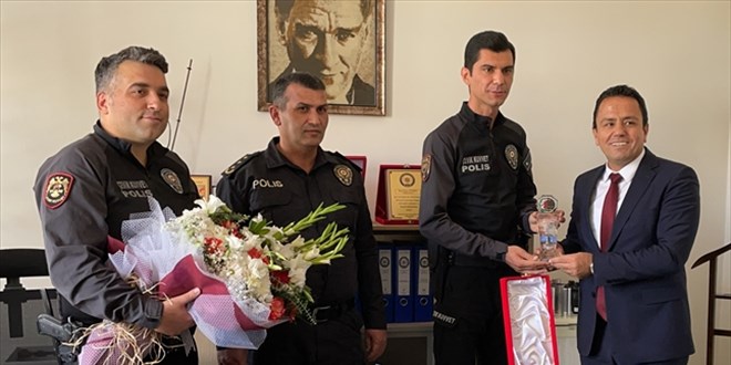 Avukat� yaralayan zanl�lar� yakalan komiser yard�mc�s�na plaket