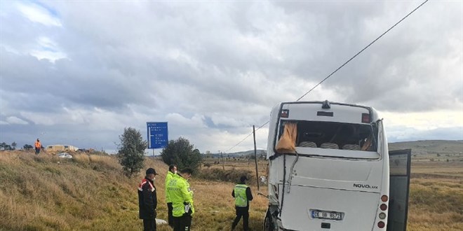 PAK ekibini taşıyan midibüs devrildi: 12 polis yaralandı