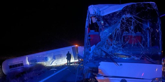 Öğrencileri taşıyan otobüsler kazaya karıştı: 44 kişi yaralandı