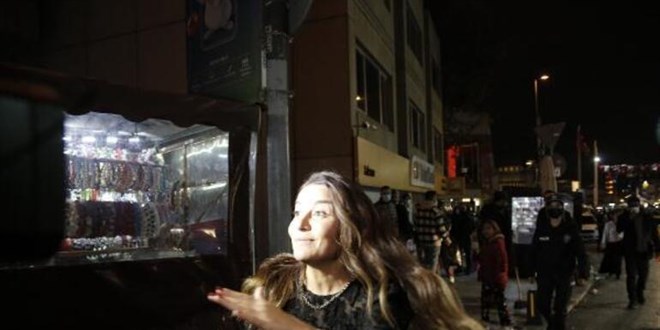 Taksim'de polis noktasndaki taksiciye kfr edince gzaltna alnd