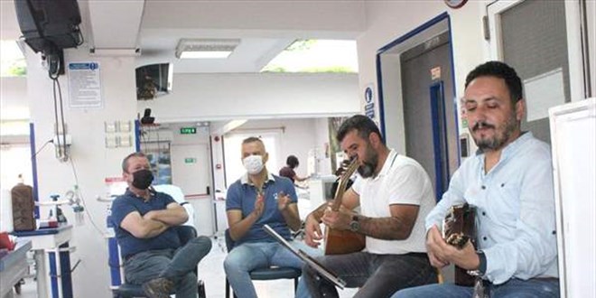 Müzik öğretmenlerinden diyaliz hastalarına moral konseri