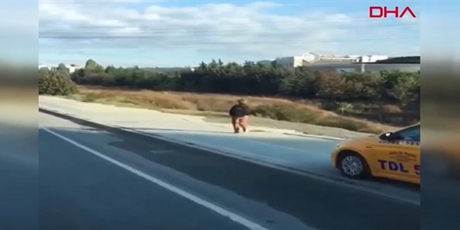 Kaldırımda yürüyen yayadan yol isteyen taksiciye ceza kesildi