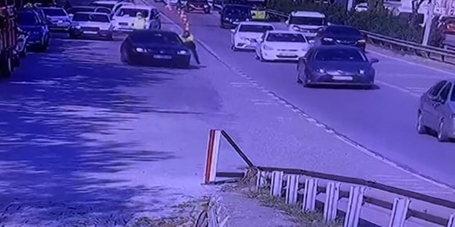 Trafik polisi, kaçan sürücünün aracıyla sürüklendi