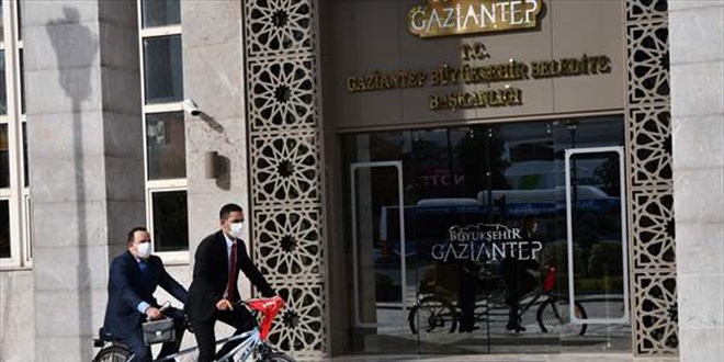 G�rme engelli y�netici, makam arac� bisikletle di�er engellilere �rnek oluyor