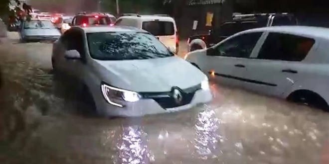 İzmir'i sağanak vurdu: Urla'da sokaklar göle döndü