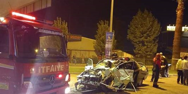 Otomobilin k�pr� aya��na �arpmas� sonucu 3 ki�i �ld�