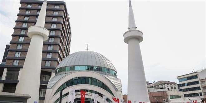 Yeniden inşa edilen Çifte Minare Camii ibadete açıldı