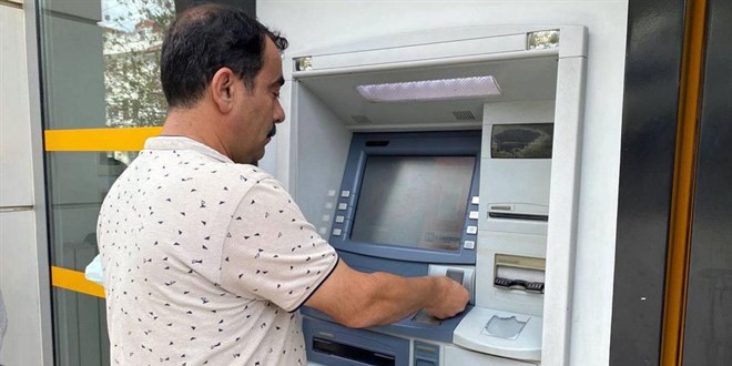 ATM'de unutulan 10 bin TL'yi bankaya teslim etti