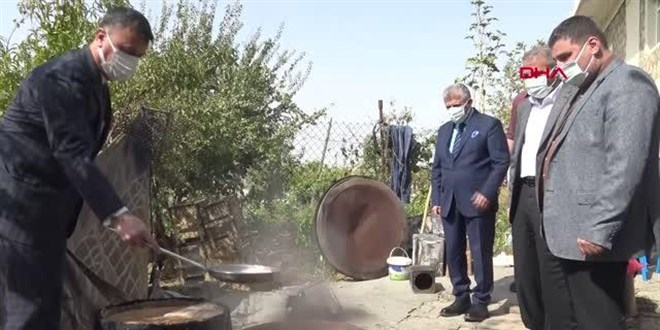 Kaymakam vatandaşlarla birlikte pekmez kaynattı