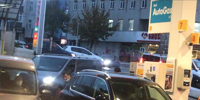 Benzin ve mazot zammını duyan kuyruğa girdi!