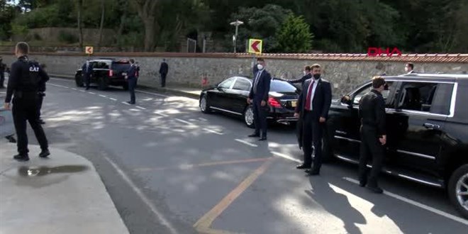Cumhurbaşkanı Erdoğan Kasımpaşa'da tanıdığı kafe sahibi ile sohbet etti