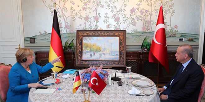 Erdoan, Merkel'e Ortaky tablosu hediye etti
