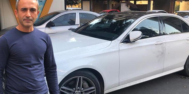 Çaldıkları lüks otomobili internetten satmaya çalışırken yakayı ele verdiler