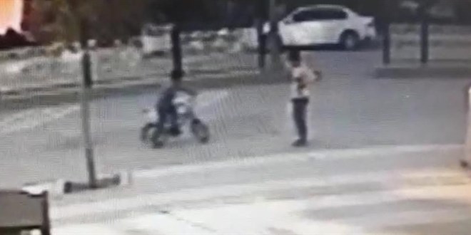Hemşire otomobiliyle çarptığı çocuğa ilk müdahaleyi yaptı