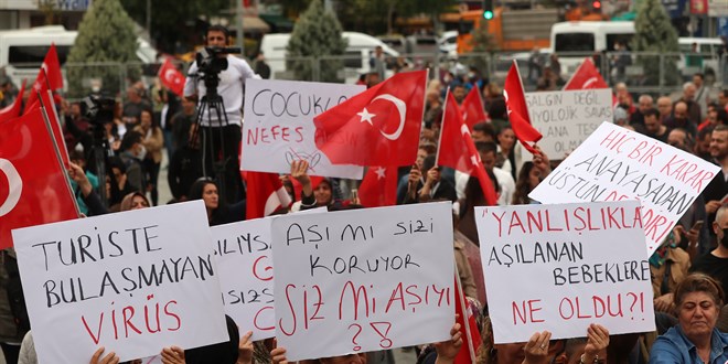 Kovid-19 aşısı karşıtları, İzmir'de miting düzenledi
