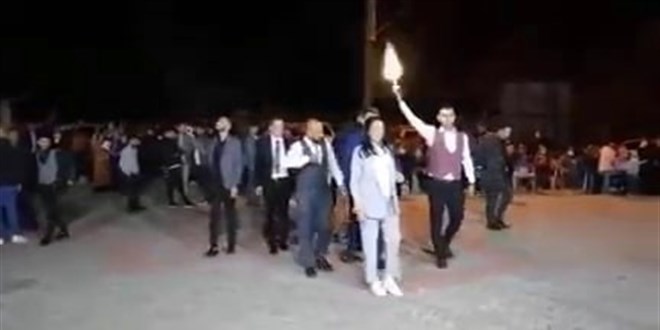 Kurtlar Vadisi müziği eşliğinde silah atarak takı törenine girenlere ceza