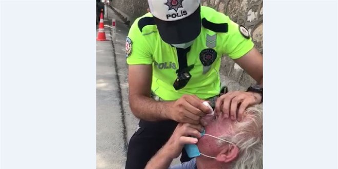 Sakarya'da gözünden rahatsızlanan tır şoförüne trafik polisi damla damlattı