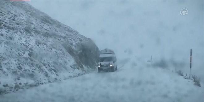 O ilde kar etkisini artırıyor: Araçlar yolda mahsur kaldı