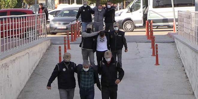 El yapımı patlayıcıları çöp konteynerine bırakan 3 şüpheliden biri tutuklandı
