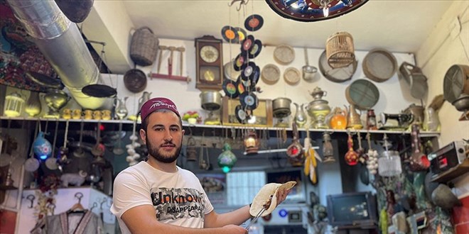Antika tutkunu kebapçı müşterilerine nostalji yaşatıyor