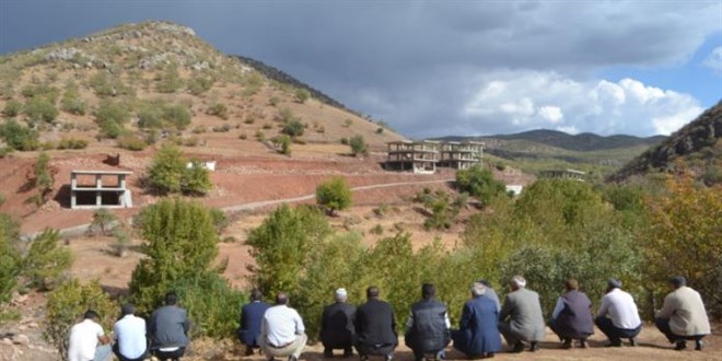Yol engeline takıldılar, köylerine dönemiyorlar!