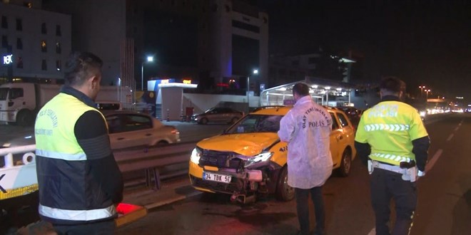 stanbul'da feci kaza: Ticari taksinin arpt yaya hayatn kaybetti