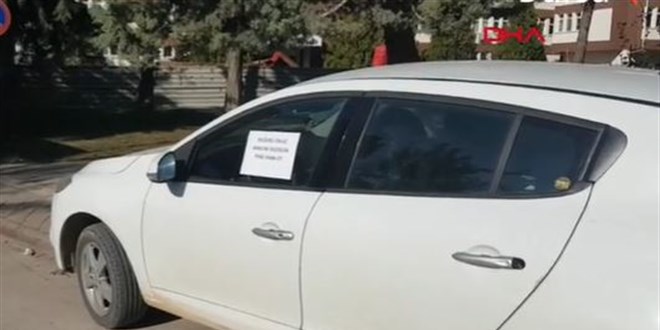 Otomobili kaldırıma park eden sürücüye not bırakarak hakaret etti