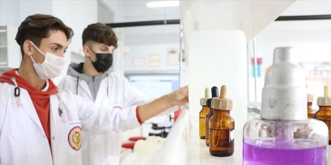 Hijyen malzemesi üreten meslek lisesi ilk ihracatını yaptı