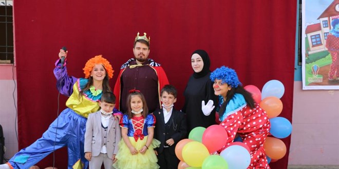 Uludere'de gönüllü öğretmenlerden gezici çocuk tiyatrosu