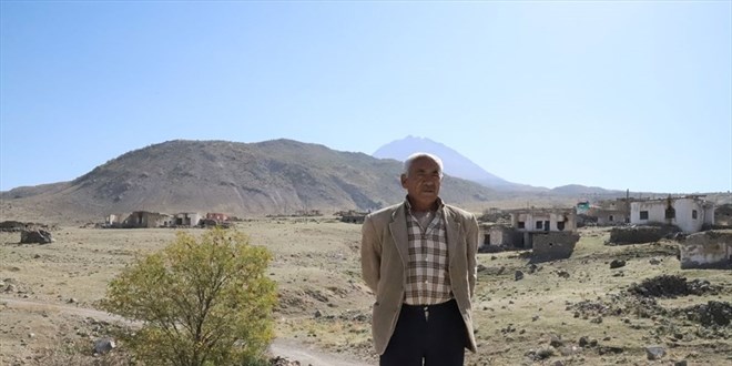 Boşaltılan köyde 10 yıldır tek başına yaşıyor