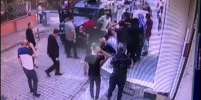 Yola fırlayan 5 yaşındaki kıza zırhlı polis aracı çarptı!