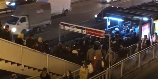 Metrobüs köprüsünde korkutan kalabalık
