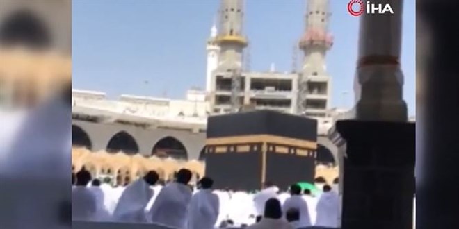 Kabe'de sosyal mesafesiz ilk cuma namazı