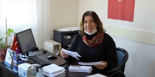 Kadın muhtar 12 yıl önce aldığı mührü kimseye bırakmıyor