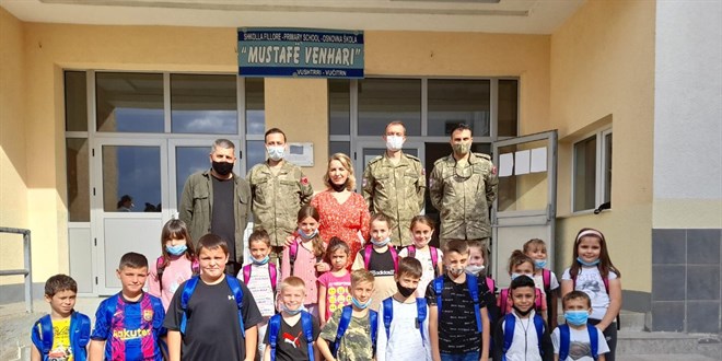 Mehmetçik'ten Kosova'daki öğrencilere kırtasiye yardımı