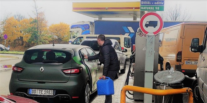 Almanlar, ekya'da benzin istasyonlarnda kuyrua giriyor