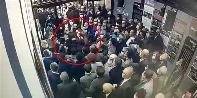 Mansur Yavaş'ın korumaları gazeteciyi yumrukladı!