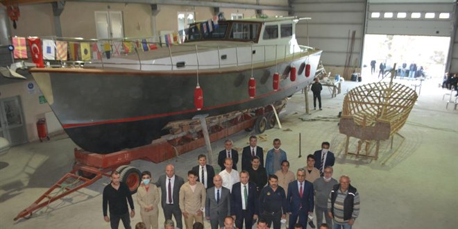 Denizcilik Lisesi öğrencileri 15 metre boyunda tekne yaptı