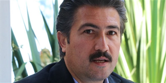 AK Parti'li Özkan, tartışılan 'sağlıkçı heykellerinin' kaldırılmasını istedi