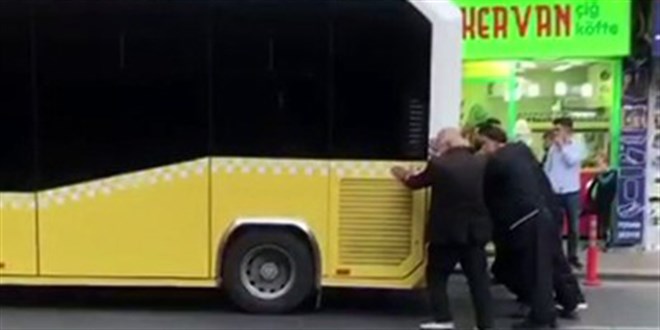 Fatih'te arızalanan İETT otobüsünü vatandaşlar itti