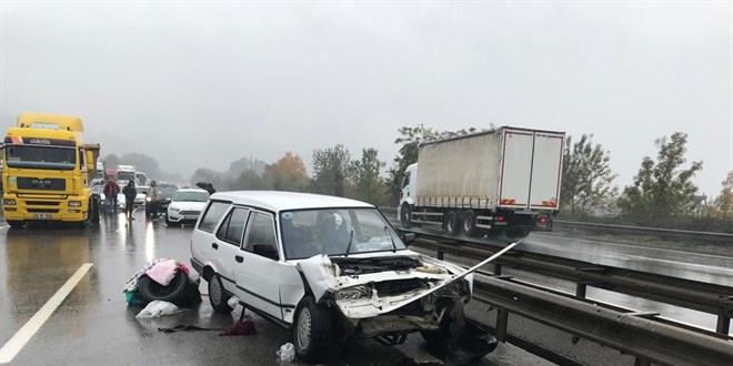 Sakarya'da 27 araçlı zincirleme kazalar: 3'ü ağır 17 yaralı