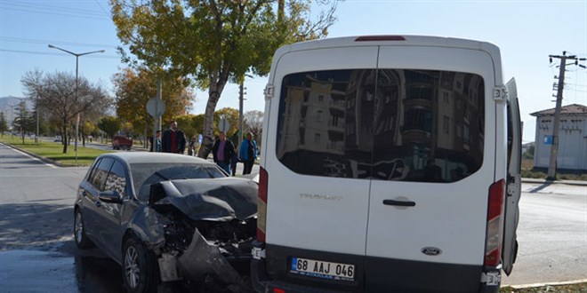Öğrenci taşıyan minibüs ile otomobil çarpıştı: 10 yaralı