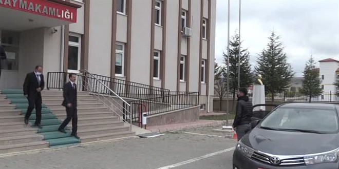 Kaymakam, aşılama oranının artması için sağlık ekipleriyle kapı kapı dolaşıyor