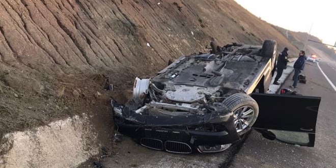 Tabipler Odası Başkanı ve doktor arkadaşları takla atan otomobilden sağ çıktı