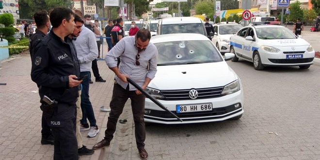 Avukat husumetlisinin otomobilini kurşun yağmuruna tuttu