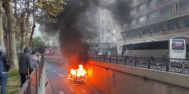 Şişli'de servis minibüsü alev alev yandı