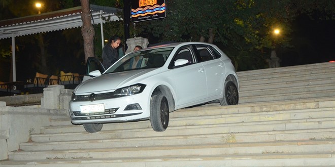 Navigasyona uydu, yolu karıştırdı pes etmedi merdivenlerde asılı kaldı